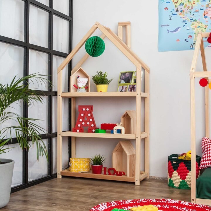 Namo formos Montessori lentyna vaikų kambariui, pagaminta iš natūralios medienos. Puikiai tinka žaislams, knygoms ir dekoracijoms laikyti.