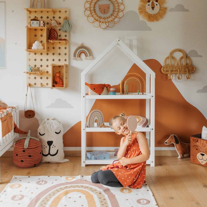 Namo formos Montessori lentyna vaikų kambariui, pagaminta iš natūralios medienos. Puikiai tinka žaislams, knygoms ir dekoracijoms laikyti.