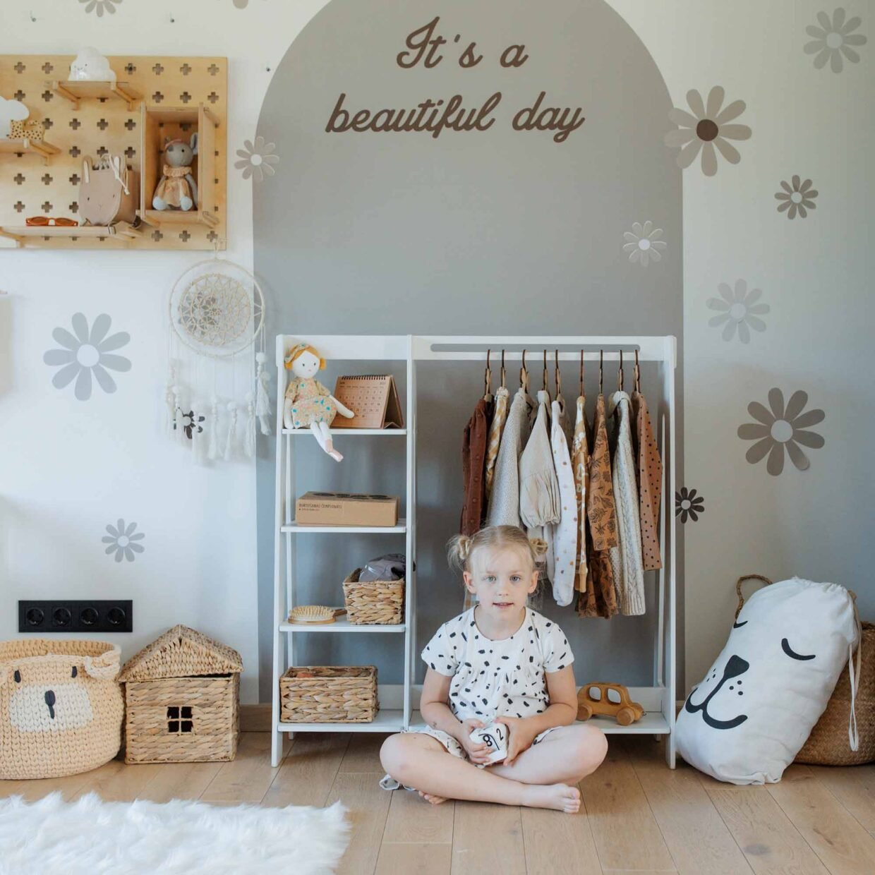 Montessori drabužių kabykla mažiesiems – savarankiškumo ir kūrybiškumo ugdymui! Patogi, funkcionali, stilinga, puikiai tinkanti vaiko kasdienybei.