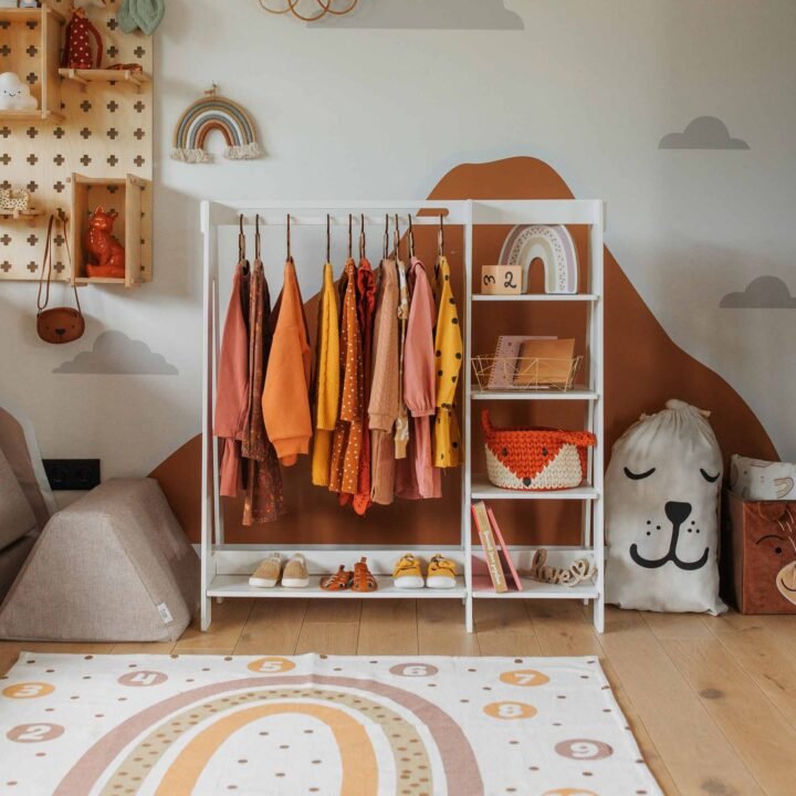 Montessori drabužių kabykla mažiesiems – savarankiškumo ir kūrybiškumo ugdymui! Patogi, funkcionali, stilinga, puikiai tinkanti vaiko kasdienybei.