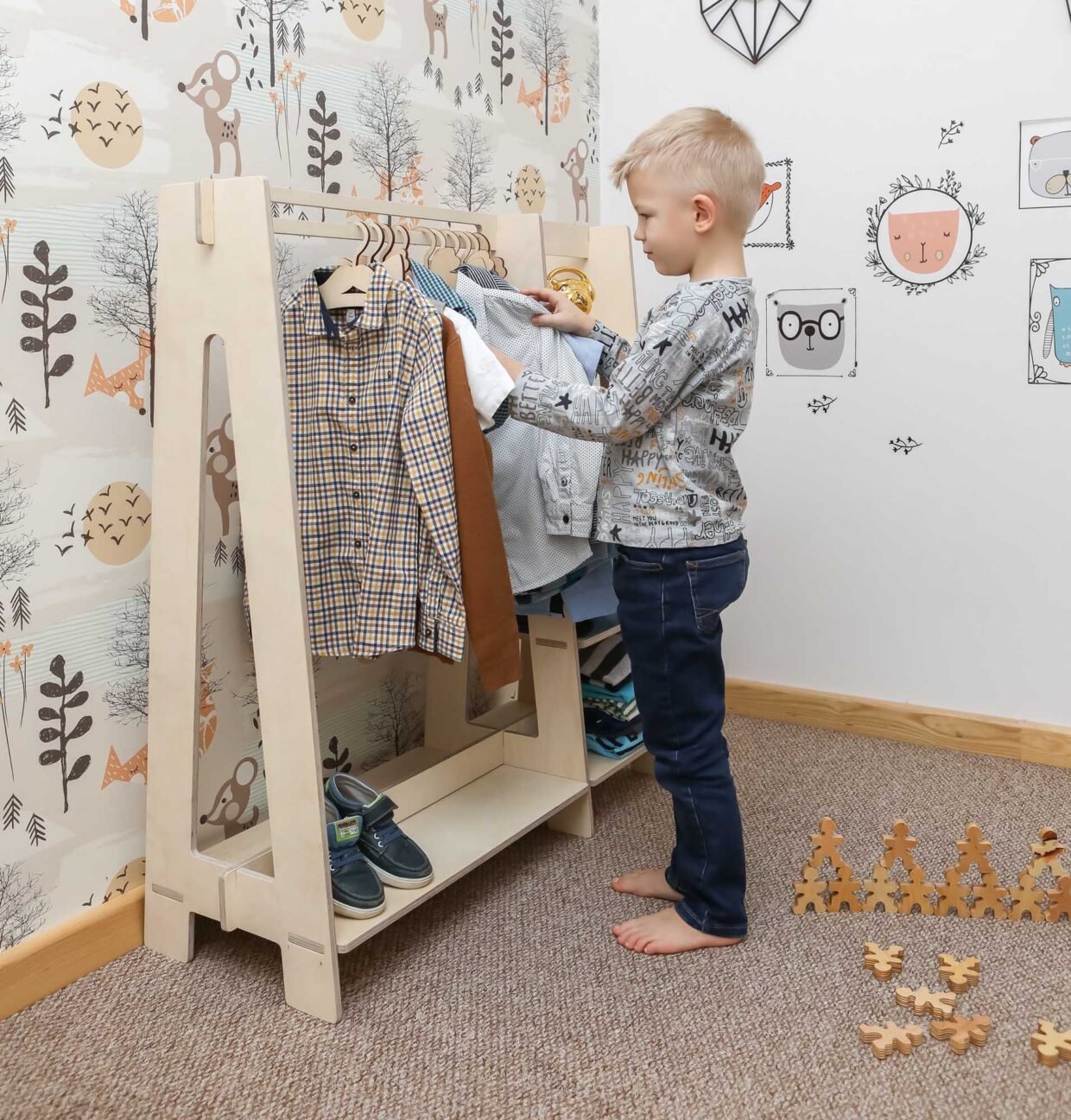 Montessori drabužių kabykla mažiesiems – savarankiškumo ir kūrybiškumo ugdymui! Patogi, funkcionali, stilinga, puikiai tinkanti vaiko kasdienybei.
