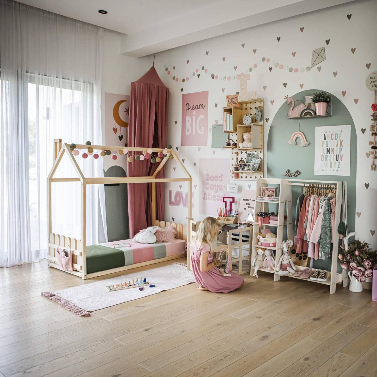 Montessori drabužių kabykla mažiesiems – savarankiškumo ir kūrybiškumo ugdymui! Patogi, funkcionali, stilinga, puikiai tinkanti vaiko kasdienybei.