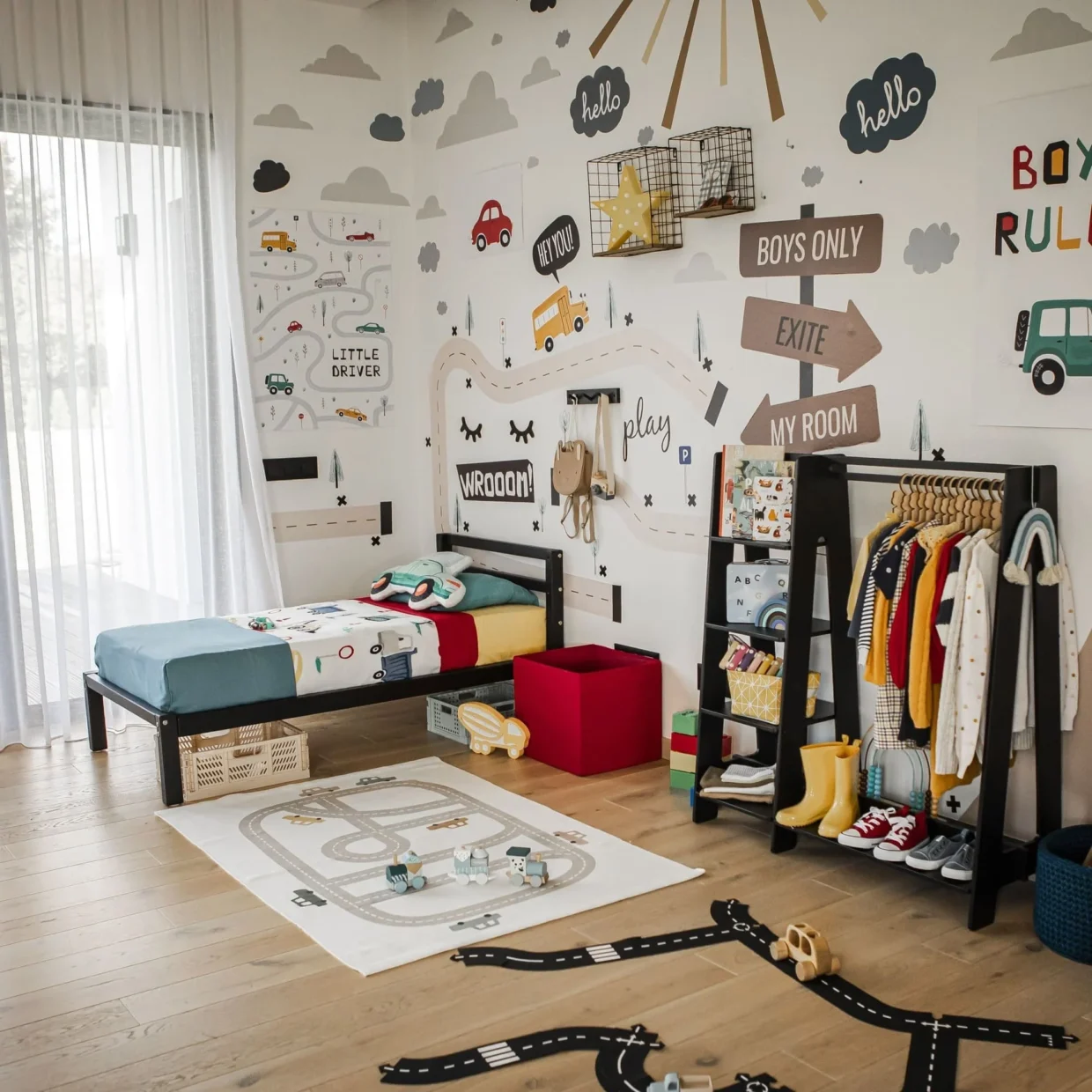 Montessori drabužių kabykla mažiesiems – savarankiškumo ir kūrybiškumo ugdymui! Patogi, funkcionali, stilinga, puikiai tinkanti vaiko kasdienybei.