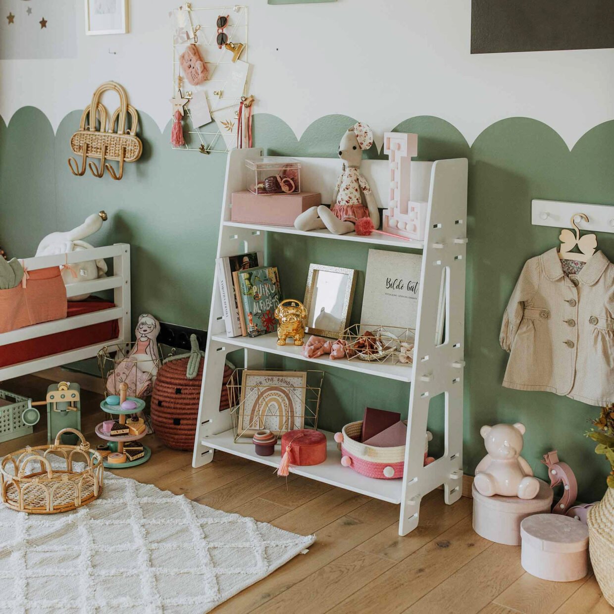 Montessori lentyna vaikų kambariui, pagaminta iš natūralios beržo medienos. Puikiai tinka žaislams, knygoms ir daiktams laikyti.