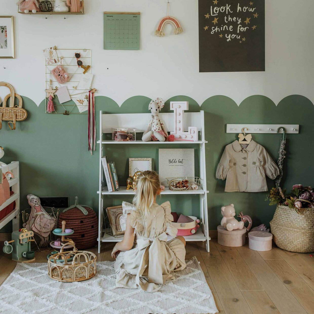 Montessori lentyna vaikų kambariui, pagaminta iš natūralios beržo medienos. Puikiai tinka žaislams, knygoms ir daiktams laikyti.
