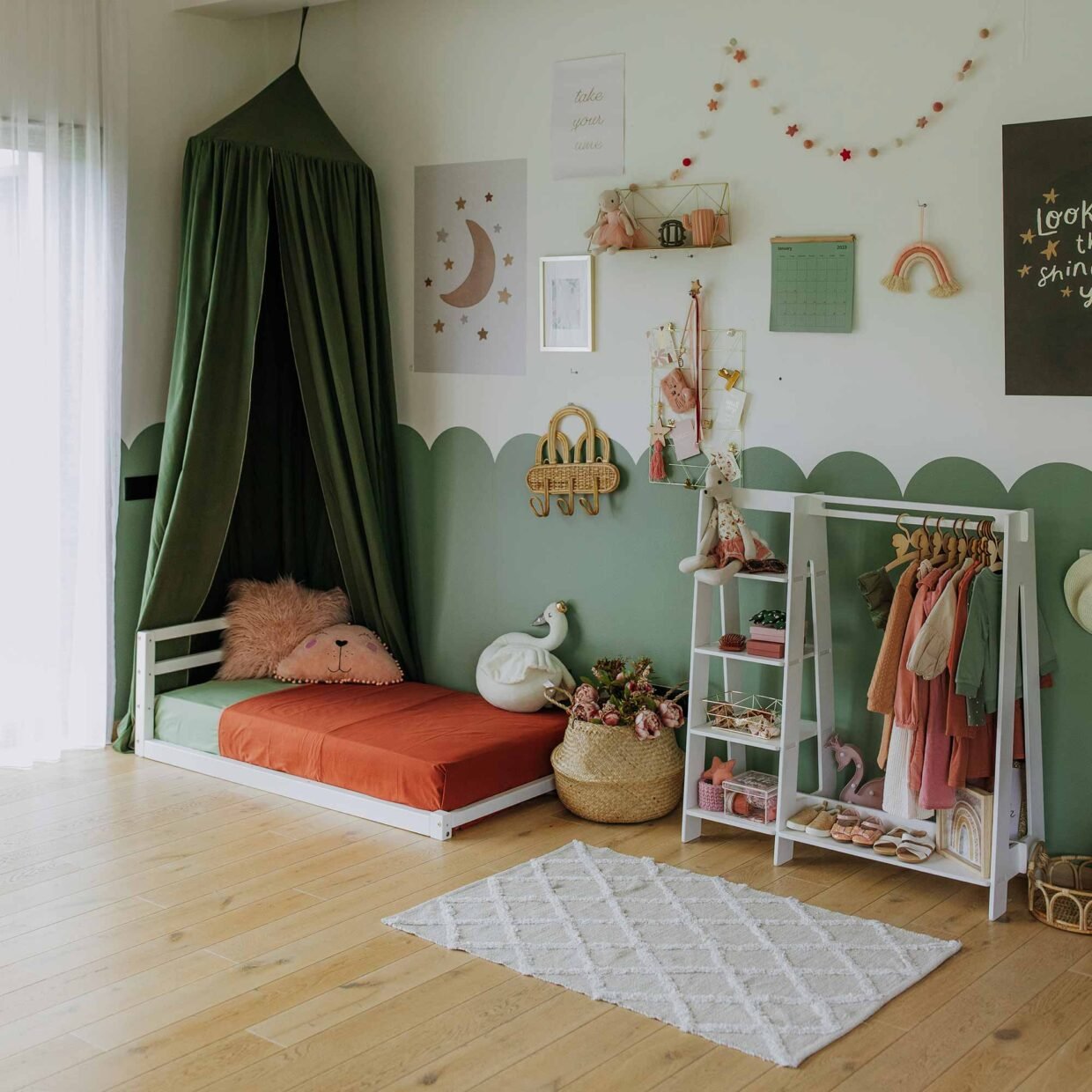 Montessori drabužių kabykla mažiesiems – savarankiškumo ir kūrybiškumo ugdymui! Patogi, funkcionali, stilinga, puikiai tinkanti vaiko kasdienybei.