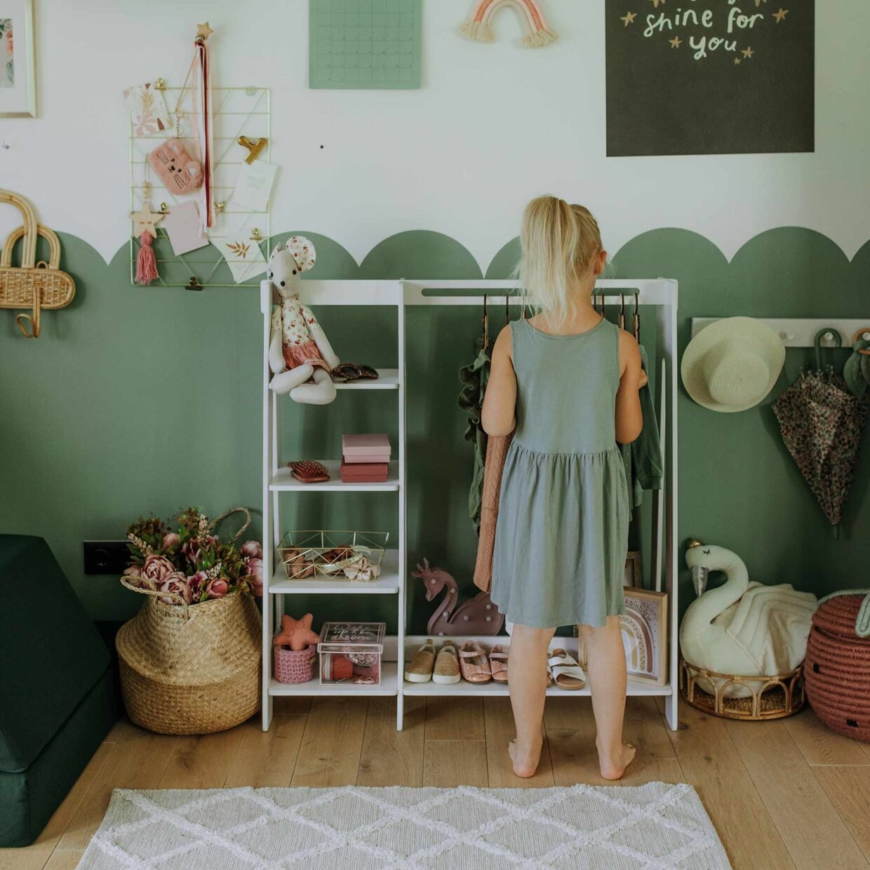 Montessori drabužių kabykla mažiesiems – savarankiškumo ir kūrybiškumo ugdymui! Patogi, funkcionali, stilinga, puikiai tinkanti vaiko kasdienybei.