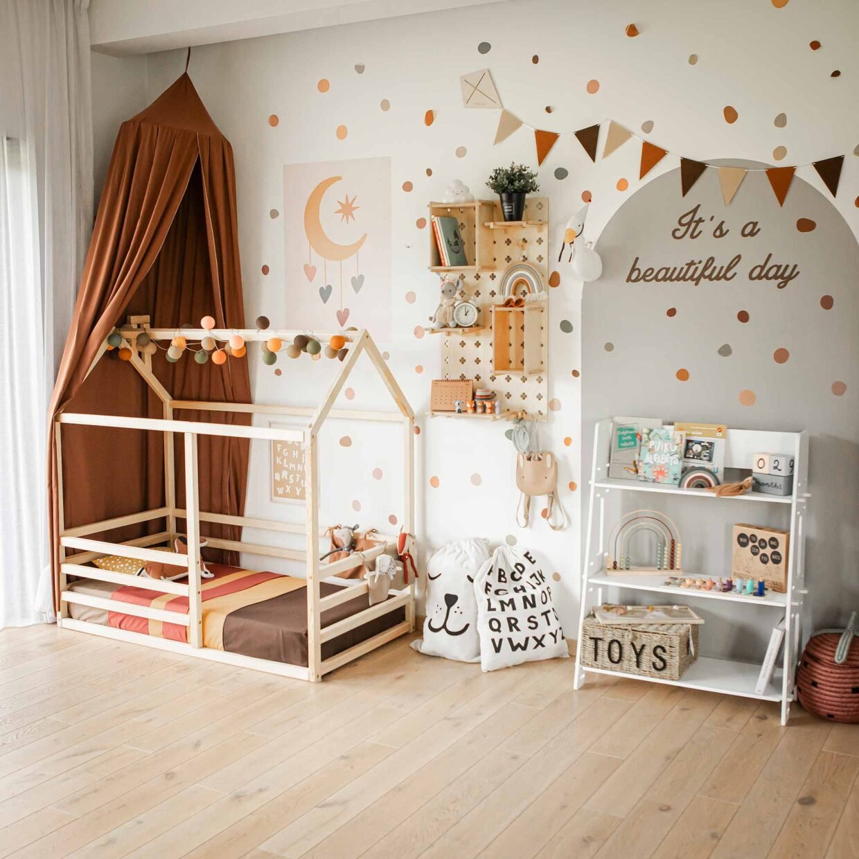 Montessori lentyna vaikų kambariui, pagaminta iš natūralios beržo medienos. Puikiai tinka žaislams, knygoms ir daiktams laikyti.