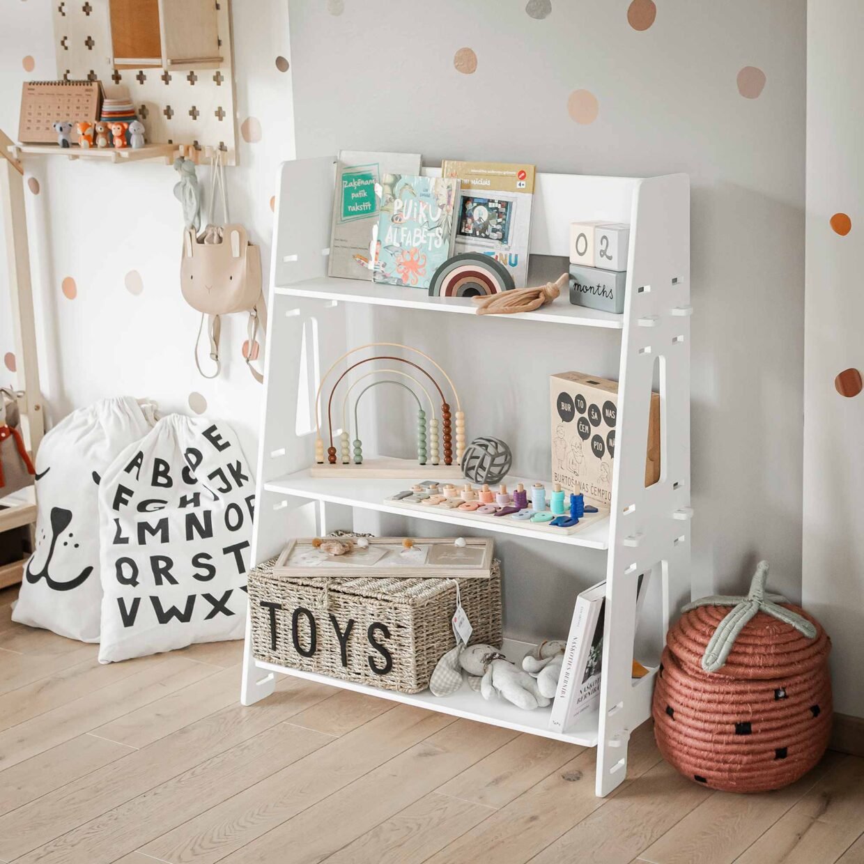 Montessori lentyna vaikų kambariui, pagaminta iš natūralios beržo medienos. Puikiai tinka žaislams, knygoms ir daiktams laikyti.