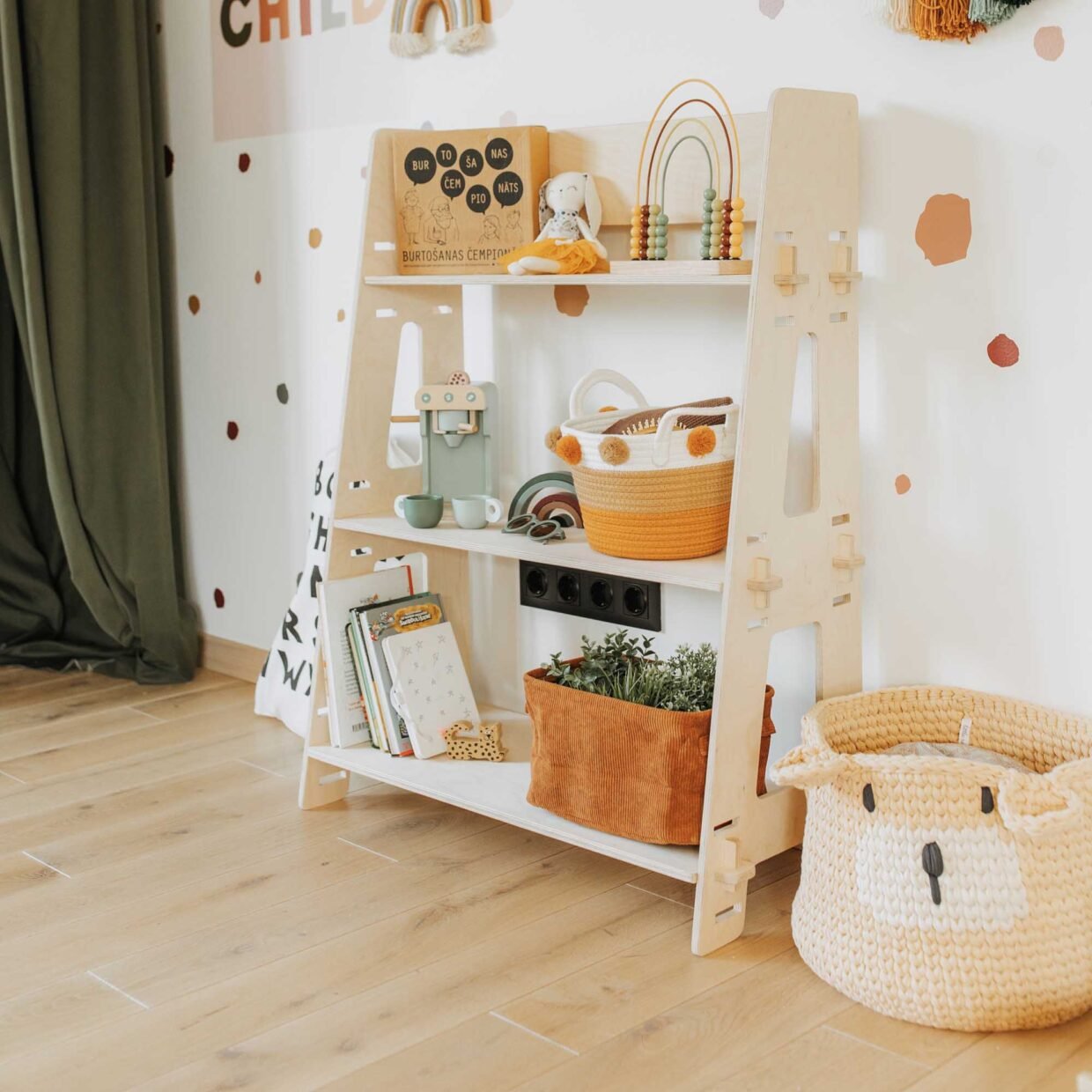 Montessori lentyna vaikų kambariui, pagaminta iš natūralios beržo medienos. Puikiai tinka žaislams, knygoms ir daiktams laikyti.
