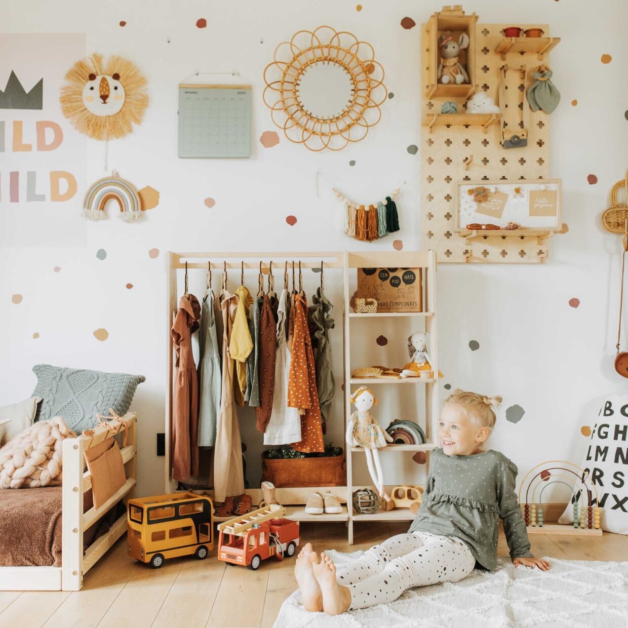 Montessori drabužių kabykla mažiesiems – savarankiškumo ir kūrybiškumo ugdymui! Patogi, funkcionali, stilinga, puikiai tinkanti vaiko kasdienybei.