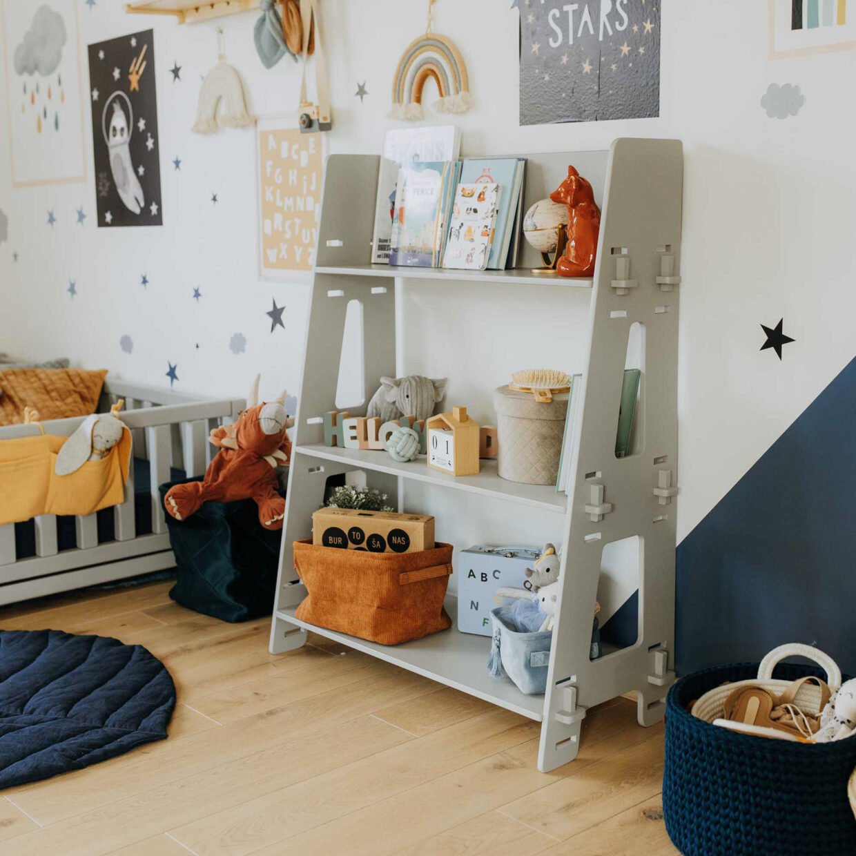 Montessori lentyna vaikų kambariui, pagaminta iš natūralios beržo medienos. Puikiai tinka žaislams, knygoms ir daiktams laikyti.