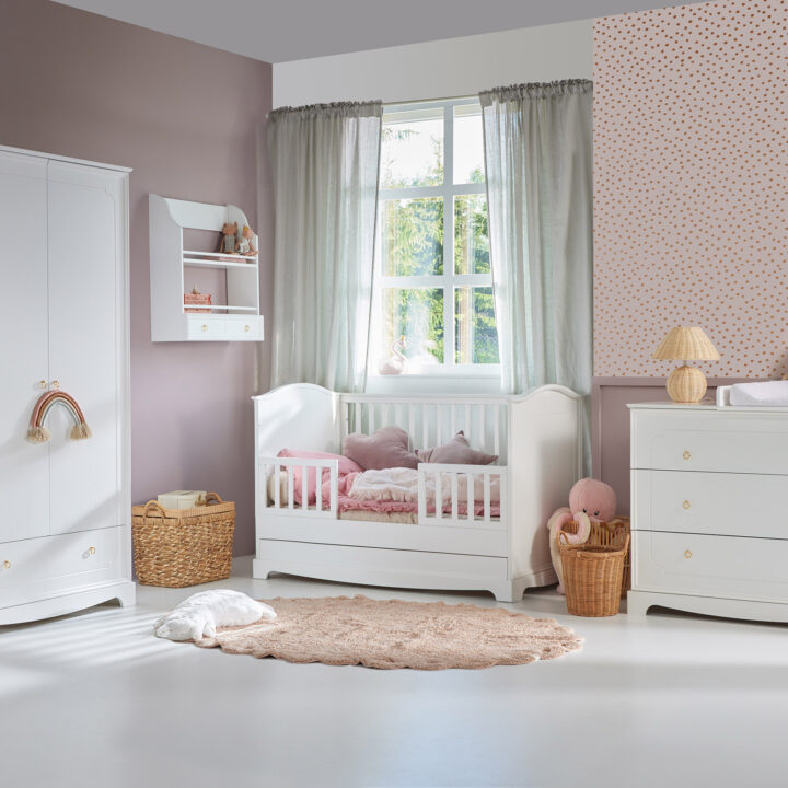 KARALIŠKA Nesenstančios Baltos 2 Durų Spinta