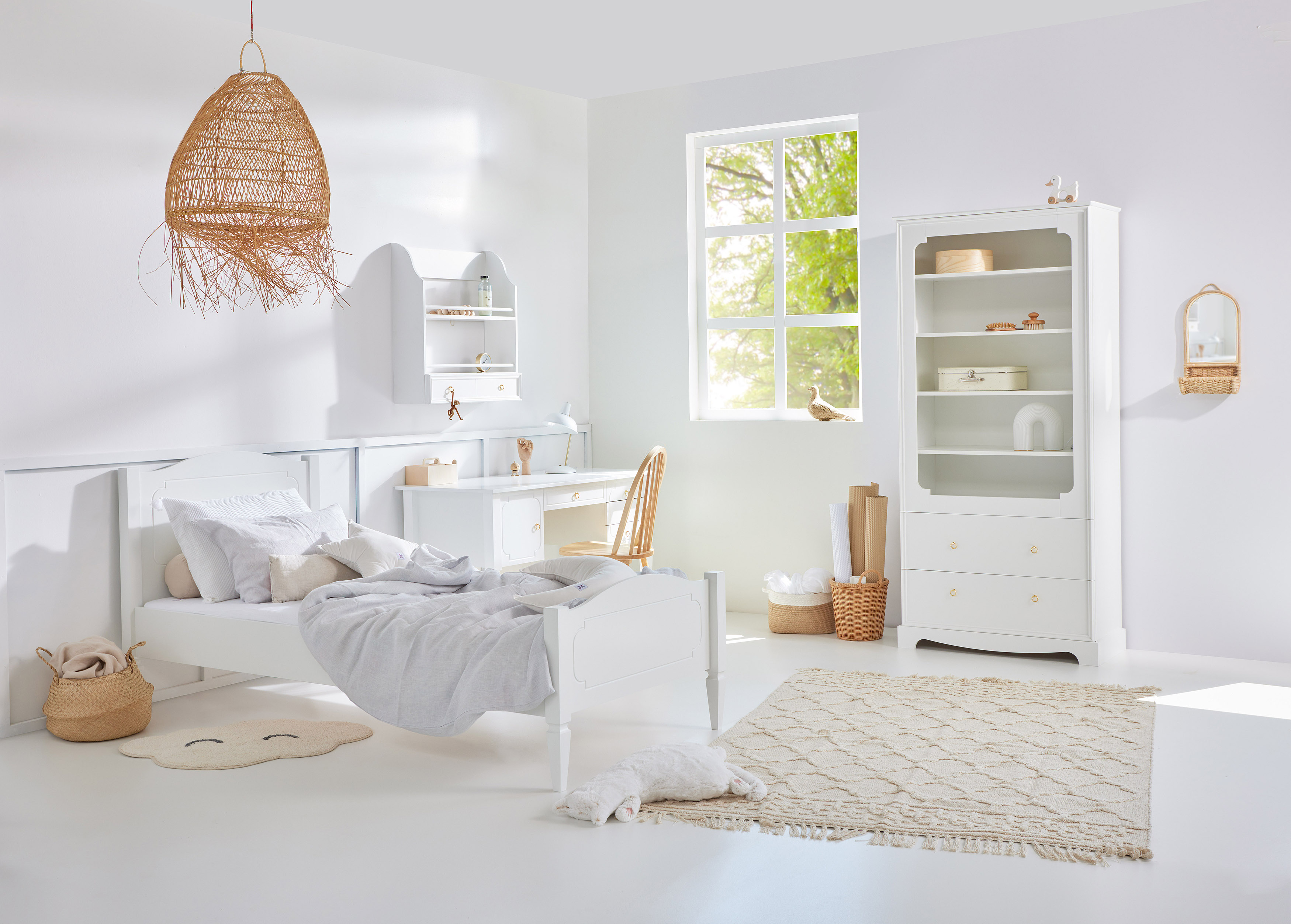 KARALIŠKA Nesenstančios Baltos Knygų Lentyna