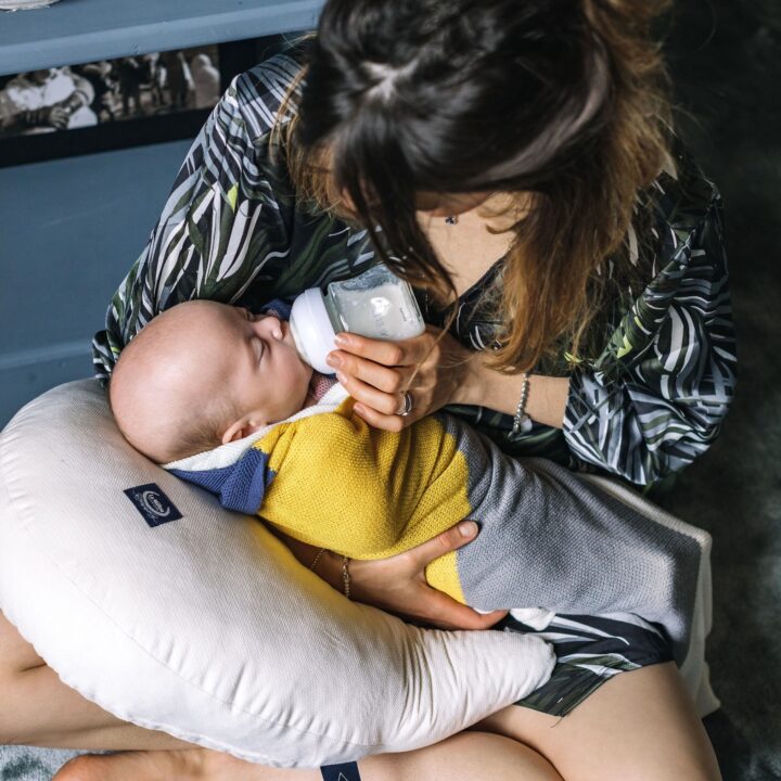 Močiutės Aksominė Pagalvėlė-Višta BALTA