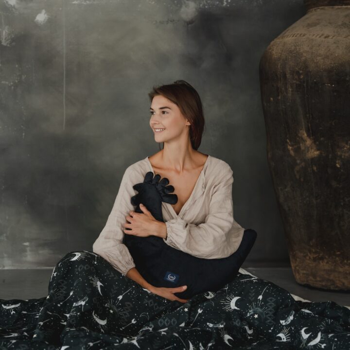 Močiutės Aksominė Pagalvėlė-Višta JUODA