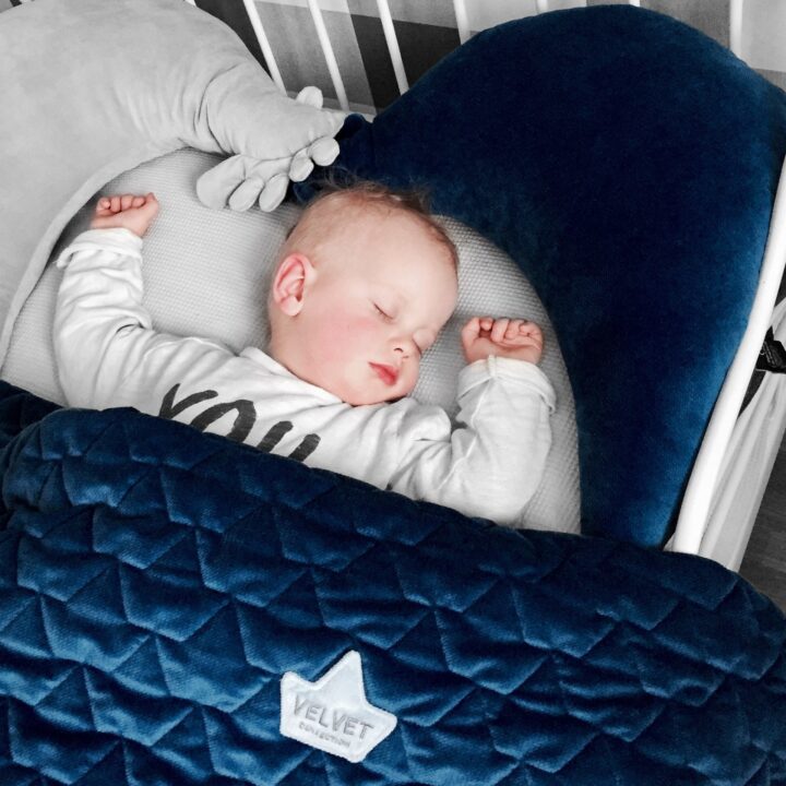 Močiutės Aksominė Pagalvėlė-Višta KARALIŠKA MĖLYNA