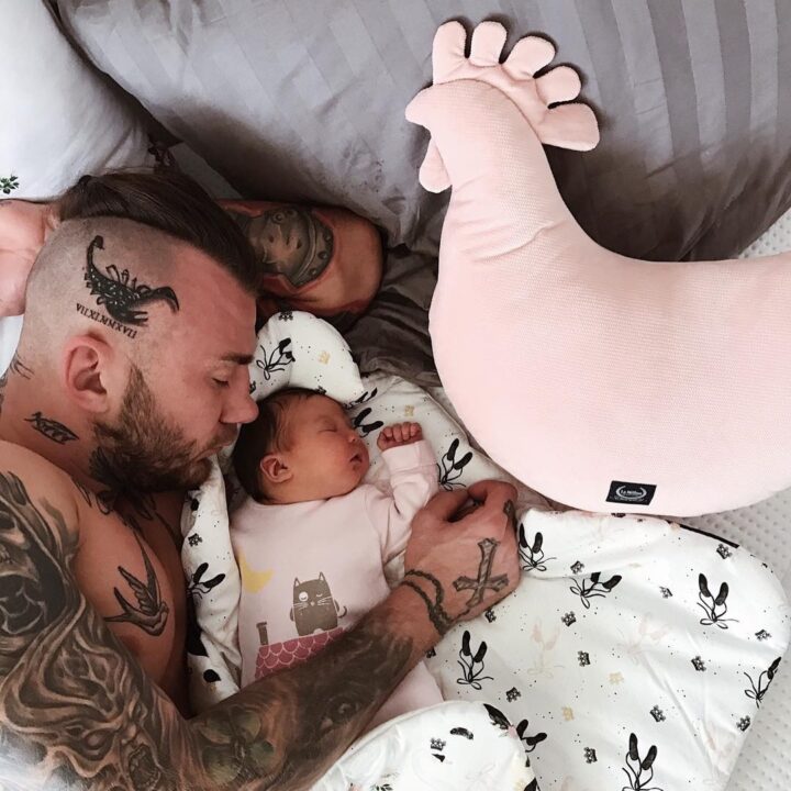 Močiutės Aksominė Pagalvėlė-Višta RAUSVA