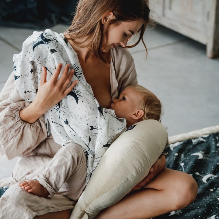 Močiutės Aksominė Pagalvėlė-Višta SMĖLINĖ