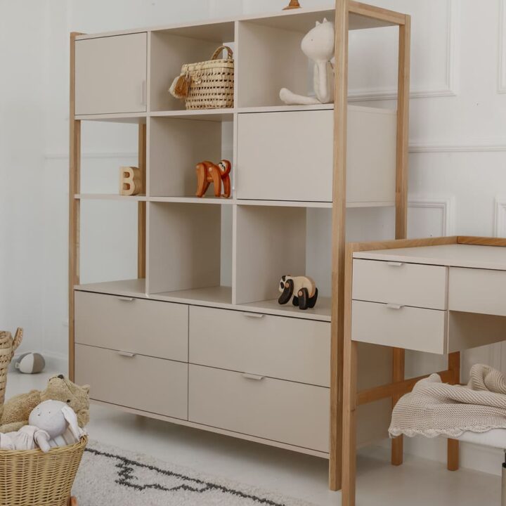 Plati Knygų Lentyna VERSA kambaryje